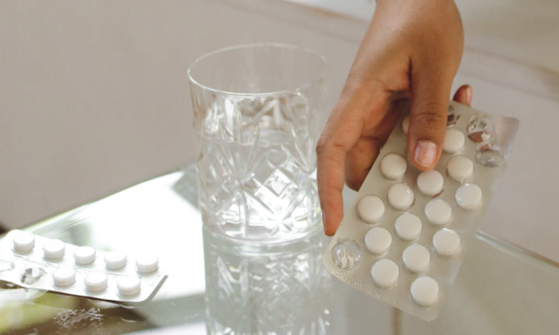 Pijnstillers en water bij een kater / Pexels Pijnstillers en water bij een kater